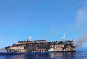 Un crucero turístico se incendia frente a las costas de Bali