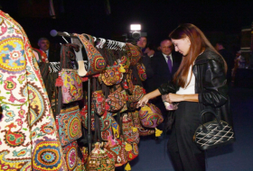   Mehriban Aliyeva se familiariza con la exposición 