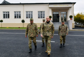  Presidente Ilham Aliyev se familiariza con las condiciones creadas en la unidad militar 