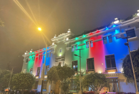 El edificio municipal de Perú se ilumina con los colores de la bandera de Azerbaiyán