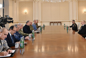   El Presidente Aliyev discutió ejercicios militares conjuntos con Hulusi Akar  