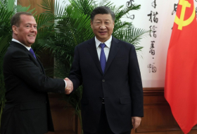 El expresidente ruso Dmitri Medvédev se reúne con Xi Jinping en Pekín