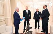  Presentan al presidente Ilham Aliyev una obra escultórica de la oficina de la destacada figura pública Aziz Aliyev 