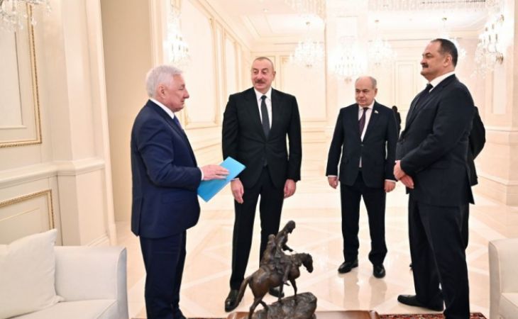  Presentan al presidente Ilham Aliyev una obra escultórica de la oficina de la destacada figura pública Aziz Aliyev 