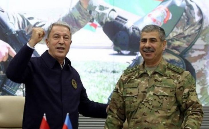 Ministros de Defensa de Azerbaiyán y Türkiye observan ejercicios militares 