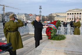  Presidente Ilham Aliyev visita la tumba del Soldado Desconocido en Budapest 
