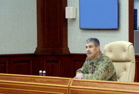  Ministro de Defensa de Azerbaiyán celebra reunión oficial 