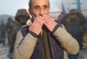 El ejército de Azerbaiyán ayuda a un residente armenio y lo envía de regreso a Khankendi -  VIDEO  