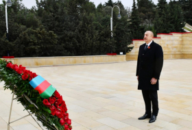  Presidente Ilham Aliyev visita el Callejón de los Mártires 