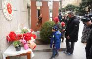   Ciudadanos azerbaiyanos honran la memoria de las víctimas del terremoto en Türkiye  
