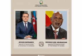 Los cancilleres de Azerbaiyán y Uganda mantienen una conversación telefónica