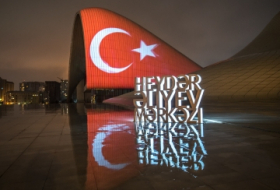   El Centro Heydar Aliyev se ilumina con los colores de la bandera de Türkiye  