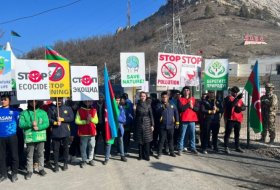   Miembros de la Comunidad Rusa y de la Asociación Juvenil Rusa de Azerbaiyán se unieron a los eco-activistas en la carretera de Lachin  