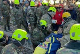   Los equipos de rescate azerbaiyanos sacan con vida a 44 personas de entre los escombros del terremoto de Türkiye  