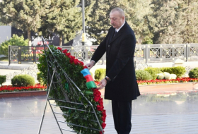  Ilham Aliyev visitó el monumento al genocidio de Joyalí 