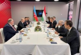 Azerbaiyán y Hungría dialogan sobre el suministro de gas natural y la energía verde