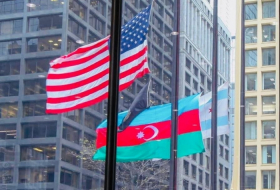 La bandera de Azerbaiyán se iza en el centro de Chicago