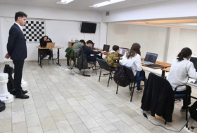 El ajedrez híbrido: el formato que posibilitó que jóvenes argentinos y azerbaiyanos jugaran entre Buenos Aires y Bakú
