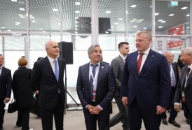 Una delegación azerbaiyana participa en un foro económico internacional
