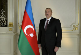  Presidente y Primera Dama de Azerbaiyán visitan las exposiciones 