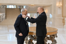   Presidente de Azerbaiyán condecora al Artista del Pueblo con la Orden 