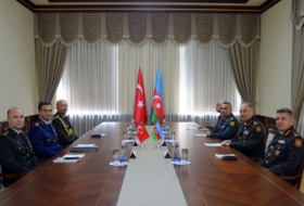  El Jefe del Estado Mayor del Ejército de Azerbaiyán se reúne con una delegación turca 
