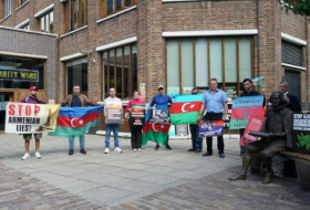 La comunidad azerbaiyana de Londres protestó ante la oficina de la organización Amnistía Internacional
