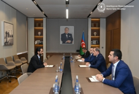 Canciller azerbaiyano se reúne con el embajador saudí saliente