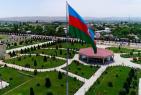   Los presidentes de Azerbaiyán y Uzbekistán y sus esposas se reúnen con los residentes del nuevo complejo residencial en Fuzuli  