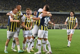 El bosnio Dzeko marca un doblete y el Fenerbahçe comienza la liga turca con victoria