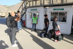 Periodistas turcos visitan el puesto de control fronterizo de Lachin en Azerbaiyán