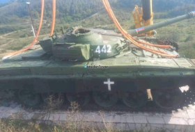  Los soldados azerbaiyanos demolieron el monumento al tanque en la entrada de Khankendi 