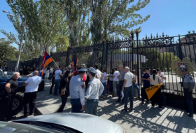  Se lleva a cabo una acción de protesta frente al parlamento armenio 