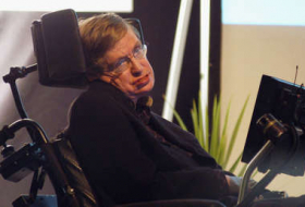 Stephen Hawking habría participado en una orgía con menores, según documentos sobre el caso Epstein