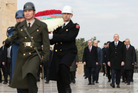 Presidente Ilham Aliyev visita Anitkabir en Ankara 