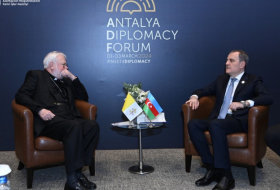  El Ministro de Asuntos Exteriores de Azerbaiyán se reunió con Paul Richard Gallagher 