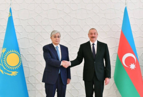  Los presidentes de Azerbaiyán y Kazajstán celebran reunión privada  