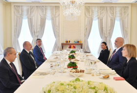   Presidente de Azerbaiyán mantiene una reunión ampliada con el Primer Ministro de Albania  