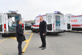  El Presidente se familiarizó con los vehículos médicos de emergencia recién adquiridos - Fotos 