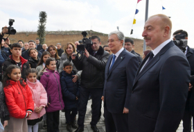  Los Presidentes participaron en la inauguración del Centro de Creatividad Infantil en Fuzuli 