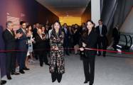   Mehriban Aliyeva y Saida Mirziyoyeva participan en la inauguración de la exposición  