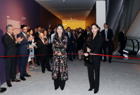   Mehriban Aliyeva y Saida Mirziyoyeva participan en la inauguración de la exposición  