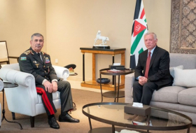 El Ministro de Defensa de Azerbaiyán se reúne con el Rey del Reino Hachemita de Jordania