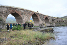  Viajeros noruegos se familiarizan con el puente de Khudafarin 