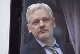 “¡No soy idiota!“: Assange se enoja al preguntársele por su promesa de aceptar extradición a EE.UU.