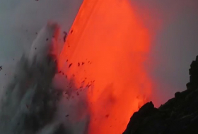  El río de lava desemboca en el Pacífico en Hawái