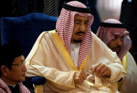 Unos 'detallitos': el rey saudí obsequia un sable de oro y relojes Rolex a funcionarios de Indonesia