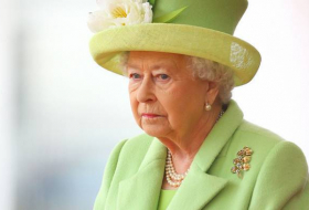 Denuncian a la reina de Inglaterra ante la Policía por no usar cinturón de seguridad