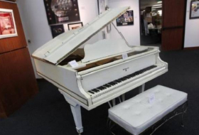 El legendario piano blanco de Elvis Presley, a la venta en eBay