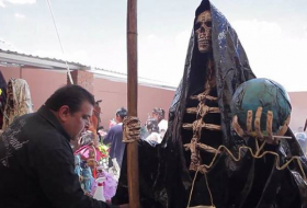 El siniestro culto de México: peregrinos honran a la Santa Muerte de Tepatepec
